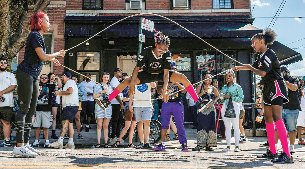 Photo of a crowd gathered to see teens double dutch jump roping